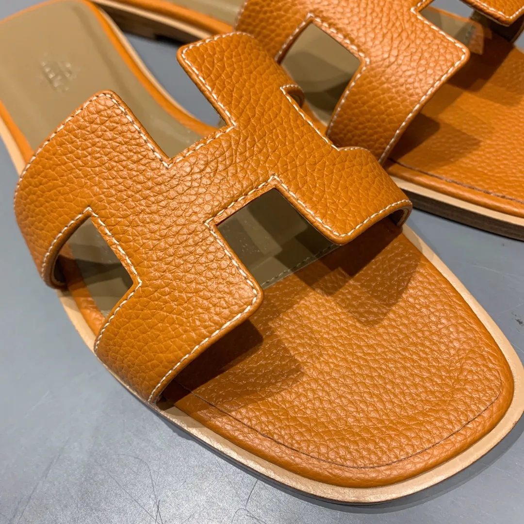 👟👟Ex-factory price 480👟👟 Litchi pattern cowhide series Newly revised version (Hermès) Packaging upgrade, version workmanship and material upgrade Hermes The highest version of handmade shoes in the market Top product Hermès H slippers Flat slippers —————————— The most classic, real handmade shoes, even the number of stitches is the same as the original version, purely handmade by masters The highest version in the industry Italian imported cowhide + original customized Australian sheepskin feet + genuine leather outsole, top exclusive packaging box 35-39 (34.40.41.42 custom-made, non-refundable)